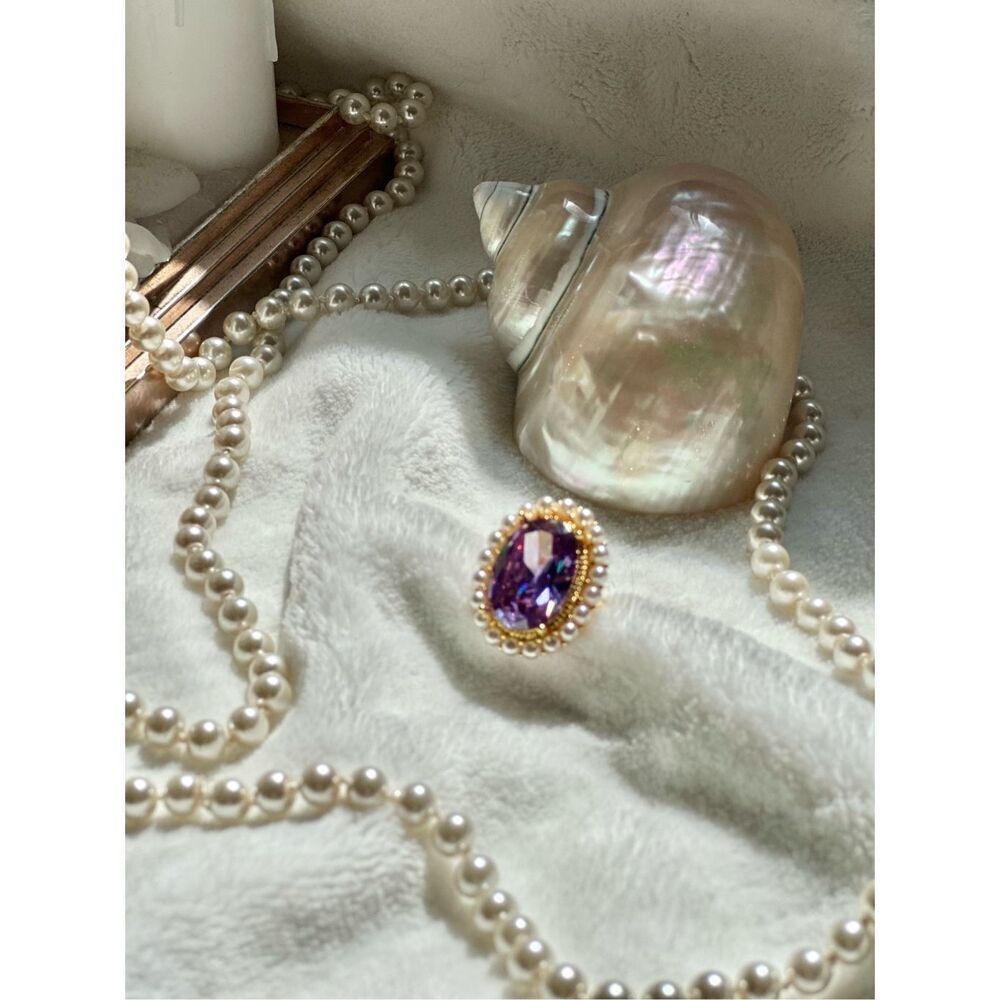Gorgeous lavender oval cut cubic zirconia adjustable cocktail ring with faux pea - Picture 10 of 14